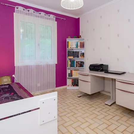 Maison Dans Un Parc De Verdure Villa