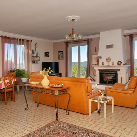 Maison Dans Un Parc De Verdure *